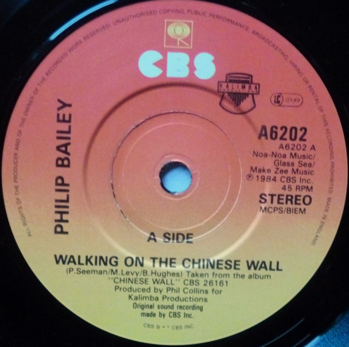Philip Bailey Walking On The Chinese Wall 7" CBS A6202 EX/VG 1985 picture sleeve is VG because it has 1cm closed tear at the opening, the vinyl is mint - Image 4